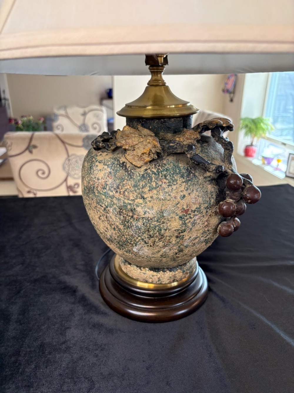 🔥🔥🔥A Rare Find Vintage Table Lamp Featuring A Base With Grape And Vine Details - Picture 9 of 13